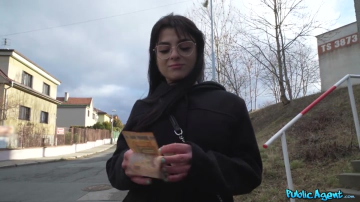 Сиськастая чешская милфа берет деньги у пикапера, ведь он предлагает ей потрахаться