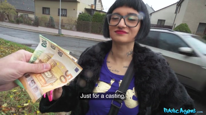 Желание трахаться у чешской милфы возрастает, когда она видит деньги в руках пикапера